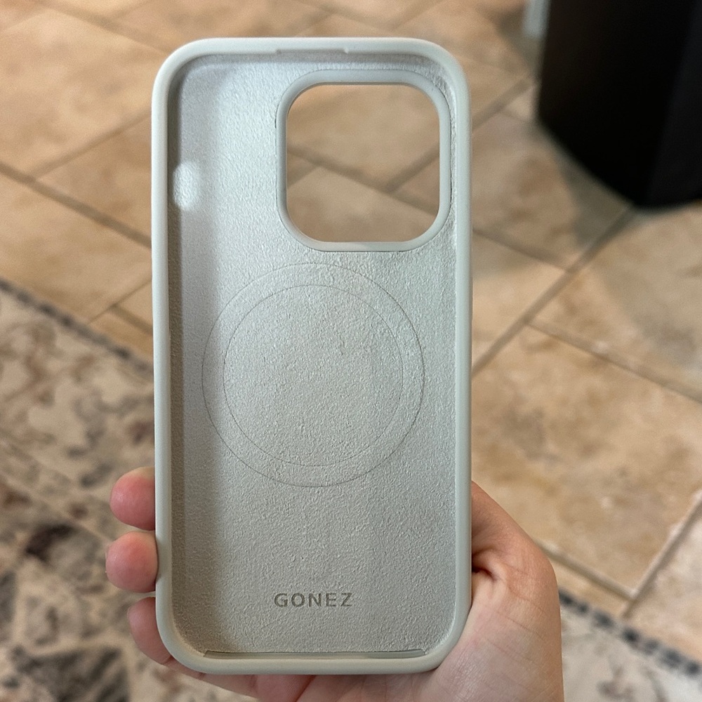 Amazon Essentials Cream Phone Case - Picture 2 of 5